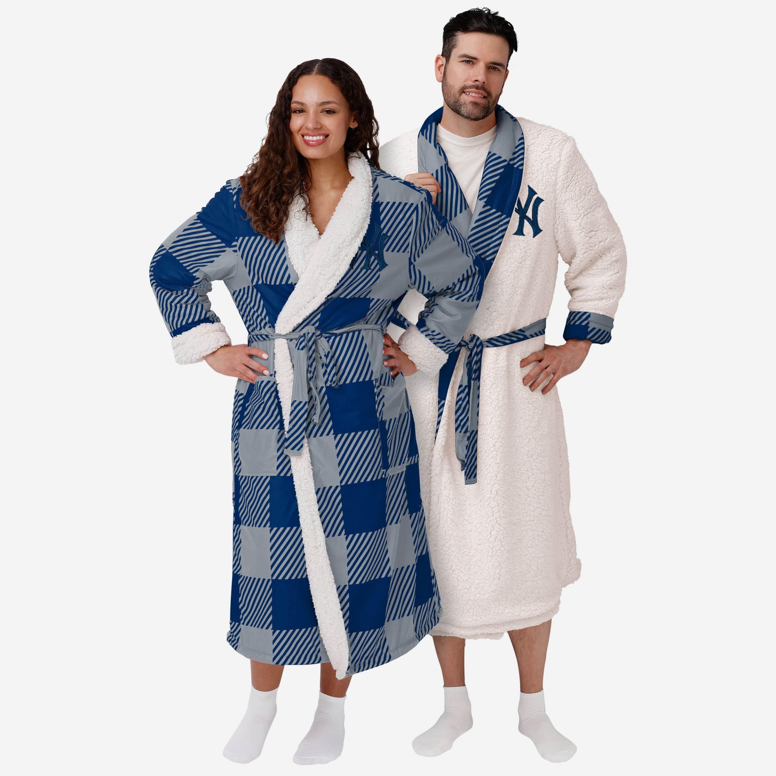New York Yankees Lounge Life Reversible Robe 1 New York Yankees Lounge Life Reversible Robe