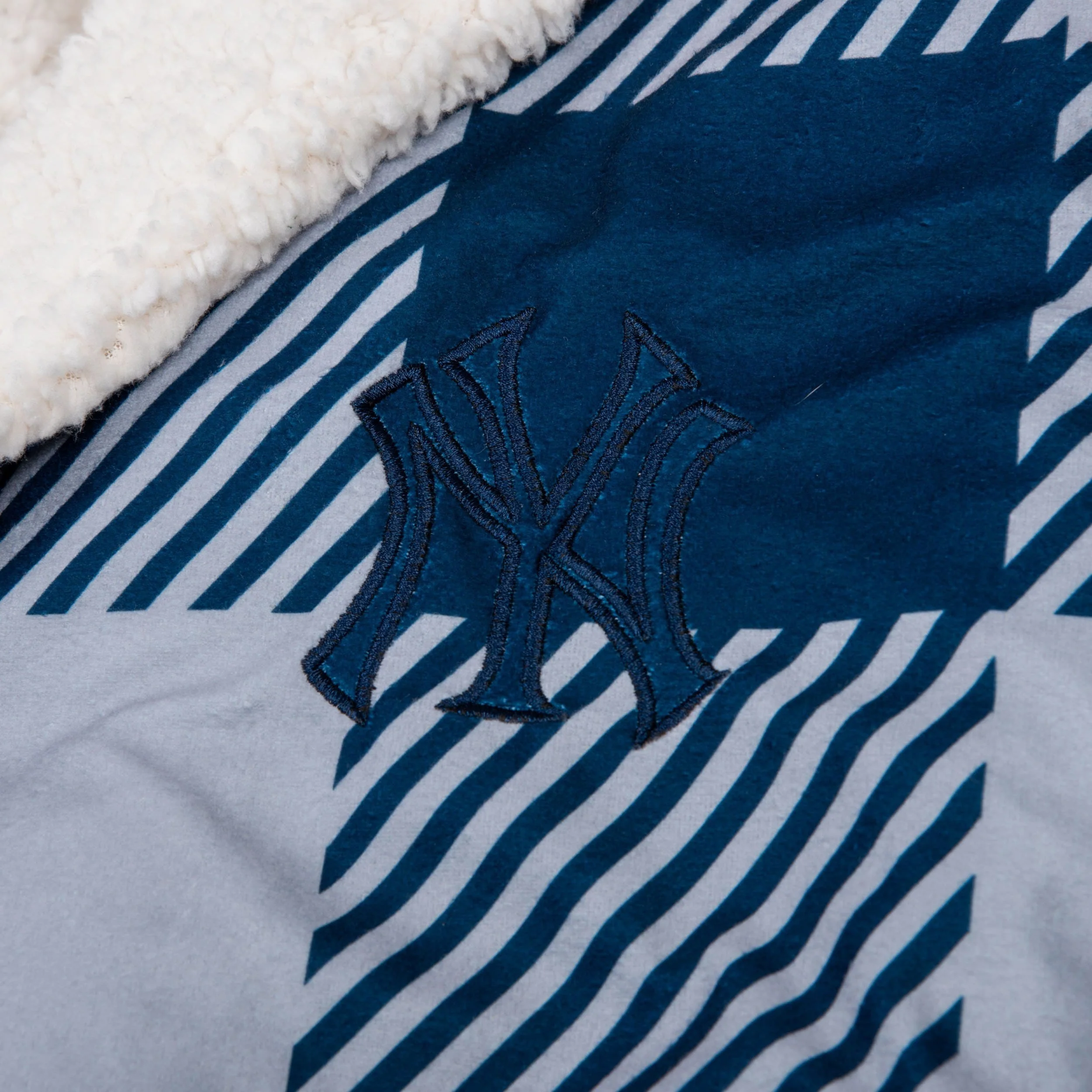 New York Yankees Lounge Life Reversible Robe 2 New York Yankees Lounge Life Reversible Robe